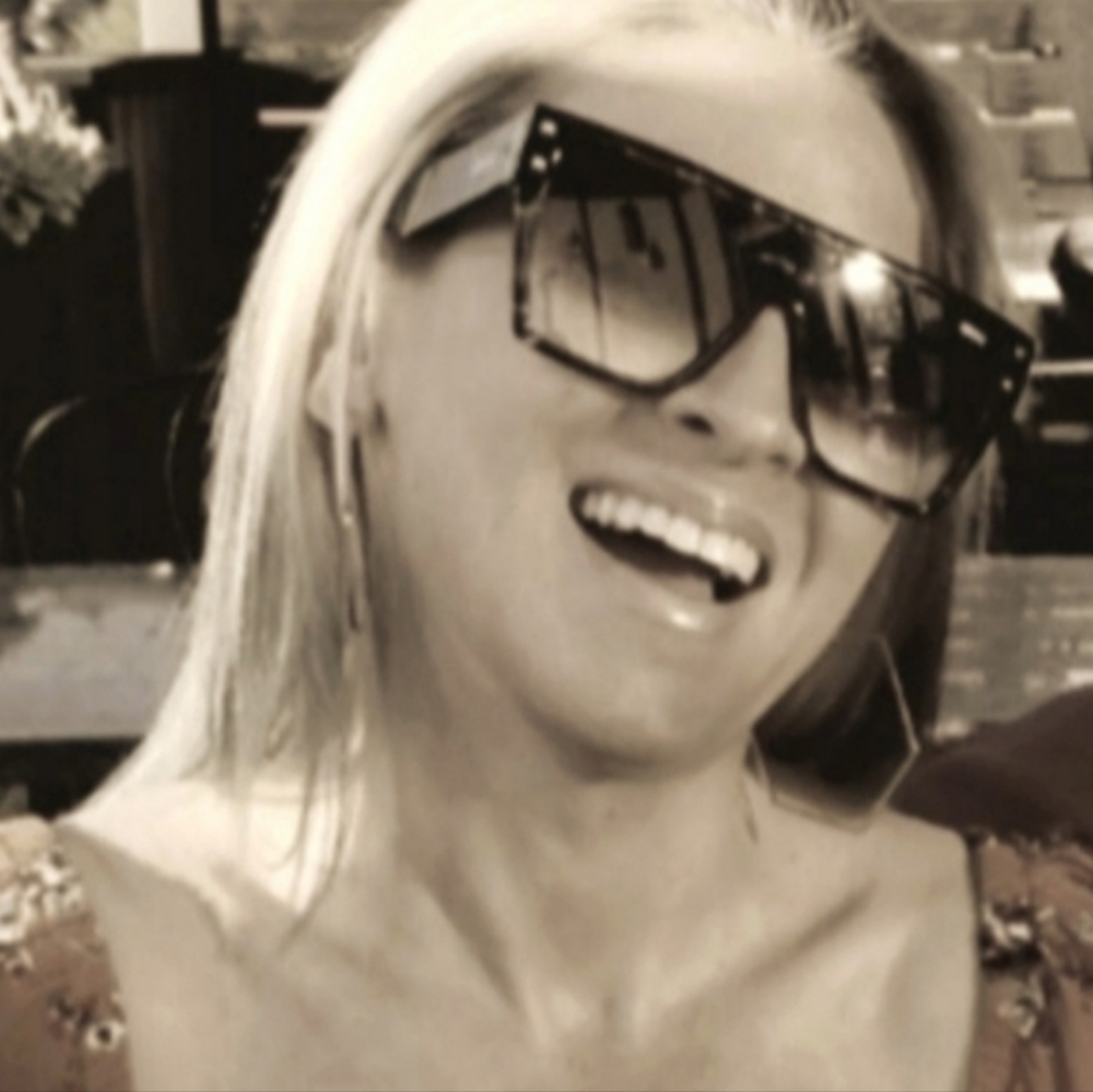 Meet your Posher, Jenn - Picture 3 of 3